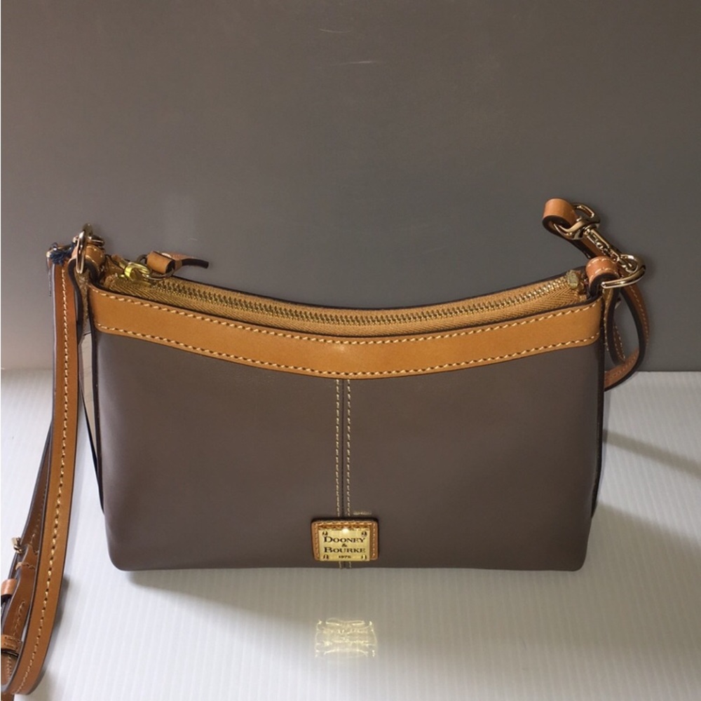Dooney & Bourke NWT Wexford Pouchette Crossbody in Taupe